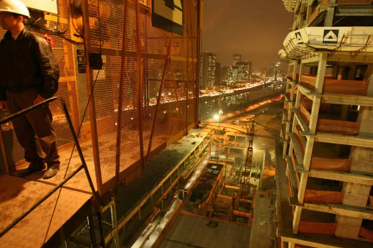
	Obra de constru&ccedil;&atilde;o da incorporadora JHSF: os n&uacute;meros refletem a fase de investimentos concentrados no desenvolvimento de tr&ecirc;s shoppings centers
 (Kiko Ferrite/EXAME)