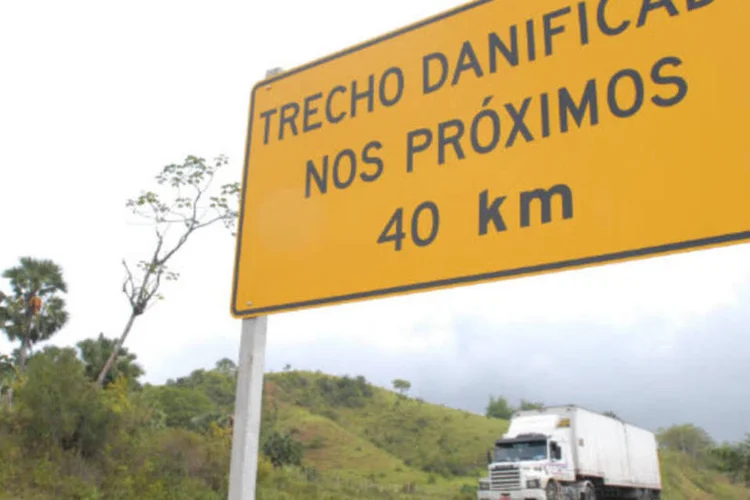 
	Placa sinaliza mau estado de conserva&ccedil;&atilde;o da rodovia BR-101, no trecho entre Feira de Santana (BA) e Aracaju (SE)
 (LIA LUBAMBO/EXAME)