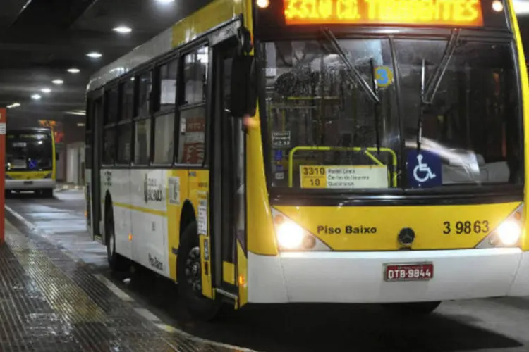 Ônibus em terminal de São Paulo: moradores da região metropolitana passarão a ter que pagar tarifas extras para ter acesso à malha municipal de ônibus (AGLIBERTO LIMA/VEJA SÃO PAULO)