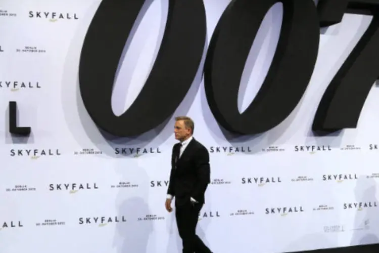 
	O ator Daniel Craig chega &agrave; premiere alem&atilde; do filme &quot;Opera&ccedil;&atilde;o Skyfall&quot;: o filme, que foi bem recebido pela cr&iacute;tica, &eacute; dirigido por Sam Mendes
 (REUTERS/Tobias Schwarz)