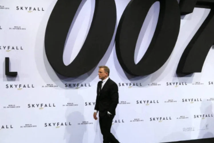 
	O ator Daniel Craig chega &agrave; premiere alem&atilde; do filme &quot;Opera&ccedil;&atilde;o Skyfall&quot;: o filme, que foi bem recebido pela cr&iacute;tica, &eacute; dirigido por Sam Mendes
 (REUTERS/Tobias Schwarz)