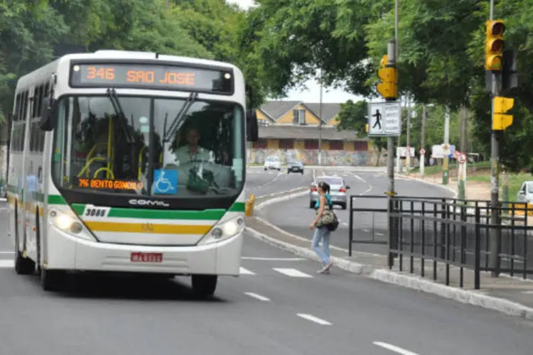 
	&Ocirc;nibus em Porto Alegre: em mar&ccedil;o, a tarifa chegou a ser reajustada de R$ 2,85 para R$ 3,05, mas voltou ao valor anterior por decis&atilde;o da Justi&ccedil;a
 (JONAS OLIVEIRA/PLACAR)