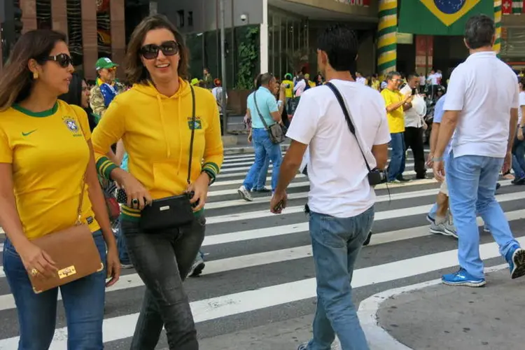 Torcedores brasileiros enchem as ruas da Avenida Paulista, em São Paulo, no primeiro dia de Copa do Mundo (Marina Pinhoni/EXAME.com)