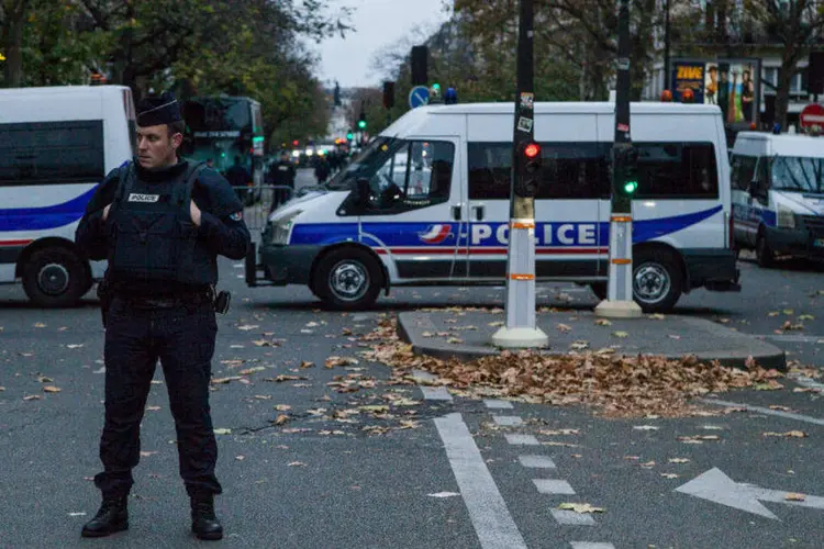 
	Atentados em Paris: trata-se do Renault Clio preto encontrado no XVIII arrondissement, no norte de Paris
 (João Bolan)