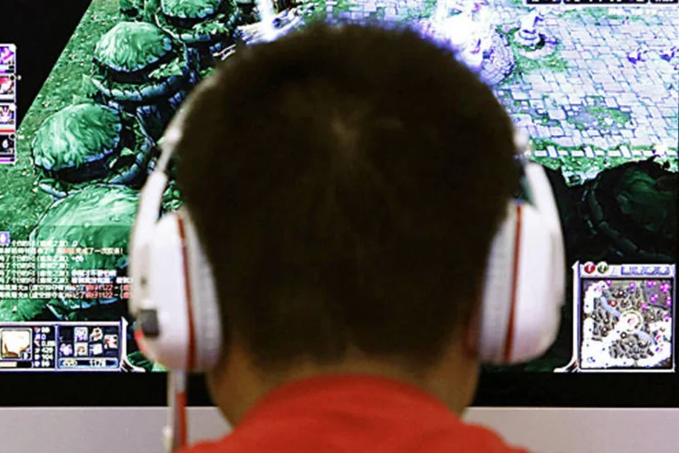
	Jovem joga em um computador: fa&ccedil;anha aconteceu na semana passada
 (REUTERS/Kim Kyung-Hoon)