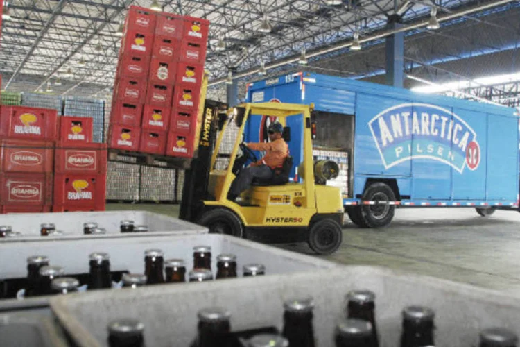 
	Funcion&aacute;rio descarrega caixas de cerveja em armaz&eacute;m da Ambev: ainda neste m&ecirc;s, a Ambev comprou mais 314 caminh&otilde;es Volkswagen da MAN Latin America
 (Fabio Nutti/Exame)