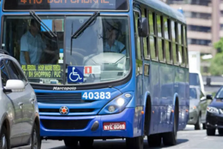 
	&Ocirc;nibus em avenida de Belho Horizonte: pre&ccedil;os do segmento tiveram alta de 0,30% com o fim do ciclo de redu&ccedil;&otilde;es nas tarifas de &ocirc;nibus urbanos
 (NIDIN SANCHES/VEJA BH)