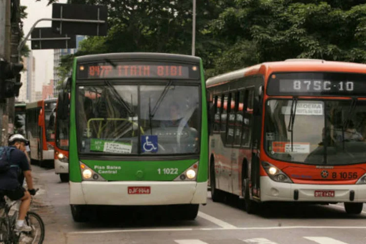 
	&Ocirc;nibus na Avenida Faria Lima, em S&atilde;o Paulo: itens que mais influenciaram IPC-S foram tarifa de &ocirc;nibus urbano; refei&ccedil;&otilde;es em bares e restaurantes; condom&iacute;nio; aluguel residencial e leite longa vida
 (Fernando Moraes/VEJA SÃO PAULO)