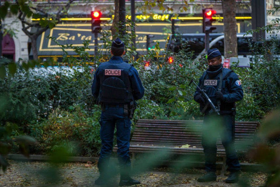 Hollande traça linhas gerais para responder ao terror do EI