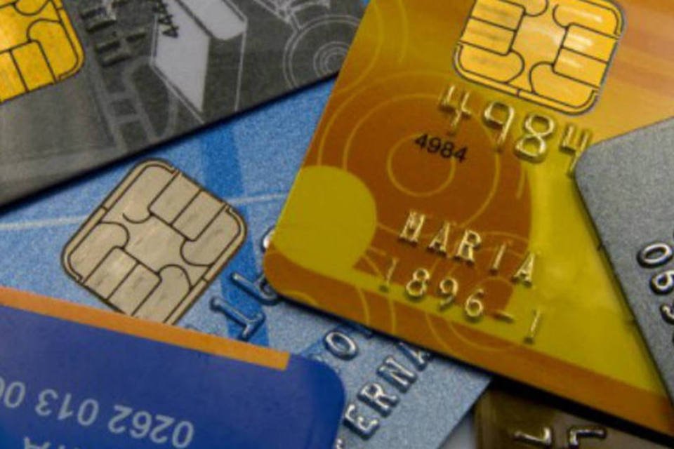 Consumidor troca cheque por cartões de crédito e débito