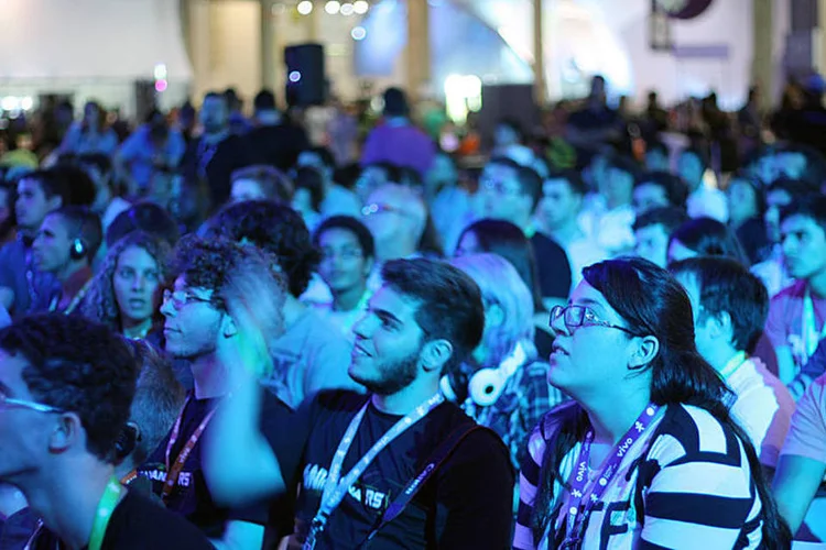 
	Campuseiros assistem a palestra na Campus Party 2015
 (Victor Caputo/EXAME.com)