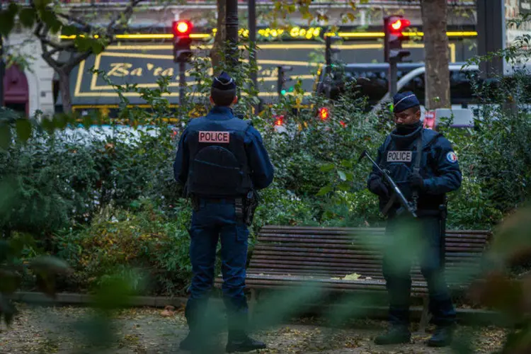 
	Ataque em Paris: tr&ecirc;s pessoas em duas motos, uma delas vestindo uma camiseta do Estado Isl&acirc;mico, se aproximaram do professor na rua
 (João Bolan)