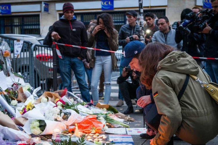 
	Homenagem a v&iacute;timas dos atentados em Paris: o servi&ccedil;o de seguran&ccedil;a disse que recebeu &quot;informa&ccedil;&atilde;o concreta&quot; e decidiu agir &quot;no &acirc;mbito de nosso trabalho de contraterrorismo&quot;
 (João Bolan)
