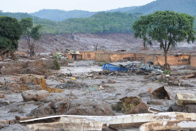 
	Mariana (MG): parte dos rejeitos ainda n&atilde;o escoaram e se deslocaram para a barragem de Santar&eacute;m
 (Antonio Cruz/ Agência Brasil)