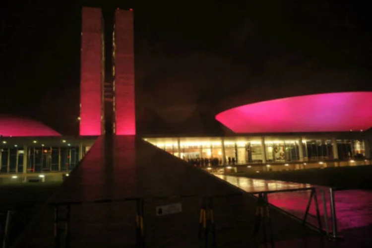 
	Bras&iacute;lia: cor rosa, que alerta para o problema do c&acirc;ncer de mama no mundo, toma conta do Senado e da C&acirc;mara dos Deputados a partir das 18h30 de hoje, 1 de outubro
 (Agência Brasil)