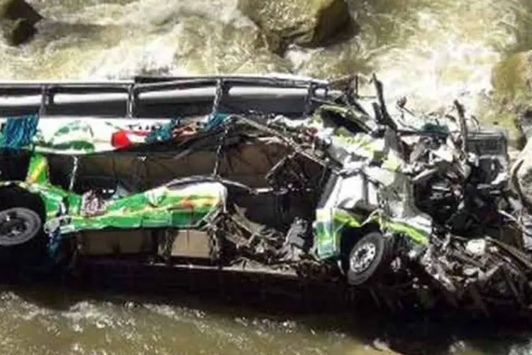 Ônibus acidentado em abismo em Tarma, no Peru, em 19 de junho de 2013 (Afp.com / Andina)