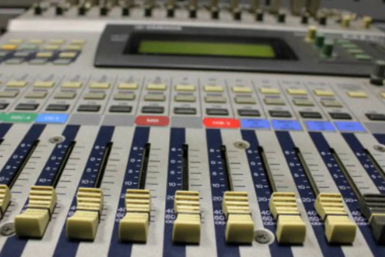 
	Mesa de som e r&aacute;dio: encontro reunir&aacute; profissionais da radiodifus&atilde;o e empres&aacute;rios do Continente Americano
 (Marcos Santos/USP Imagens)