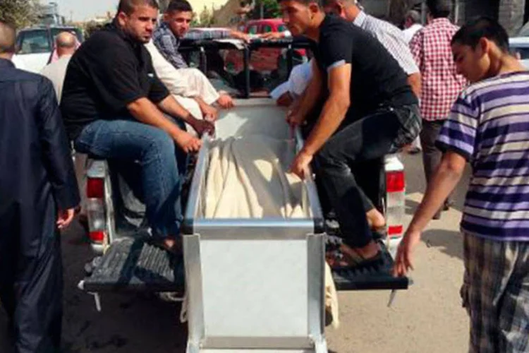 Iraquianos caminham para funeral de sunitas após ataque contra mesquita na cidade de Kirkuk no dia 15 de outubro
 (MARWAN IBRAHIM/AFP)