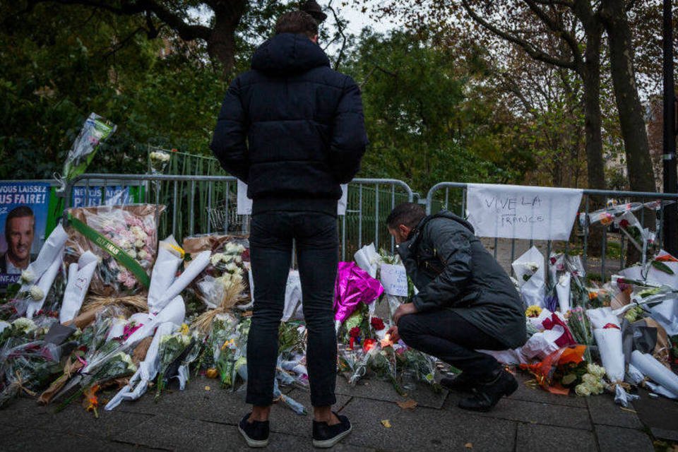 Sobe para 130 número de mortos em atentados de Paris