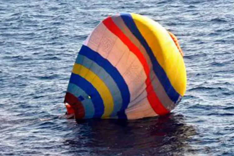 Balão de ar, que carregava um chinês, pousou na água perto da região de ilhas disputadas pelo Japão e pela China em 1º de janeiro (JAPAN COAST GUARD/AFP)
