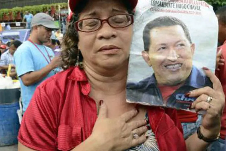 Simpatizante de Hugo Chávez participa de comemoração do primeiro aniversário de sua última campanha presidencial em 4 de outubro de 2013 (Leo Ramirez/AFP)