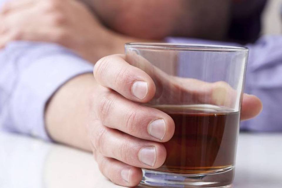Reduzir consumo de álcool pode diminuir sintomas da TPM, diz estudo