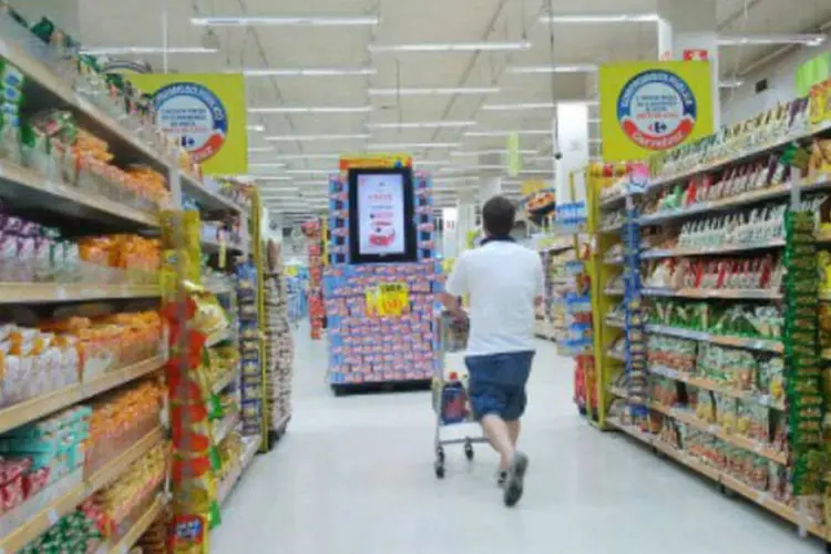 
	Consumidor fazendo compras em supermercado: a maior alta foi observada em Salvador: 0,27 ponto percentual
 (Marcos Santos/USP Imagens)