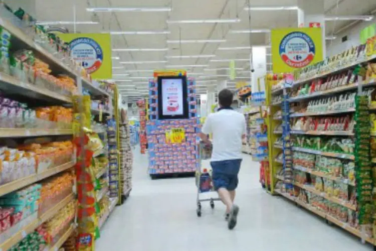 
	Consumidor fazendo compras em supermercado: as fam&iacute;lias com renda menor de dez sal&aacute;rios m&iacute;nimos est&atilde;o mais otimistas
 (Marcos Santos/USP Imagens)