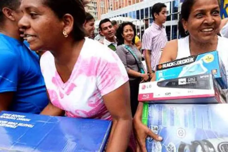 
	Venezuelanos carregam eletrodom&eacute;sticos em Caracas: o emissor das remessas deve ter uma rela&ccedil;&atilde;o de parentesco
 (Afp.com / JUAN BARRETO)