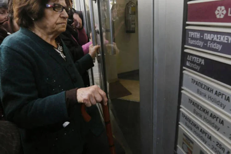 
	Senhora espera abertura de banco no Chipre: os bancos que permanecem em observa&ccedil;&atilde;o s&atilde;o o Banco do Chipre, em processo de reestrutura&ccedil;&atilde;o, o Hellenic Bank e o Russian Commercial Bank.
 (Reuters)