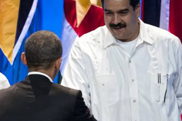 Presidente Barack Obama cumprimenta o então chanceler da Venezuela e atual presidente, Nicolás Maduro, na abertura da Cúpula das Américas, em Cartagena, Colômbia, em 14 de abril de 2012 (Saul Loeb/AFP)
