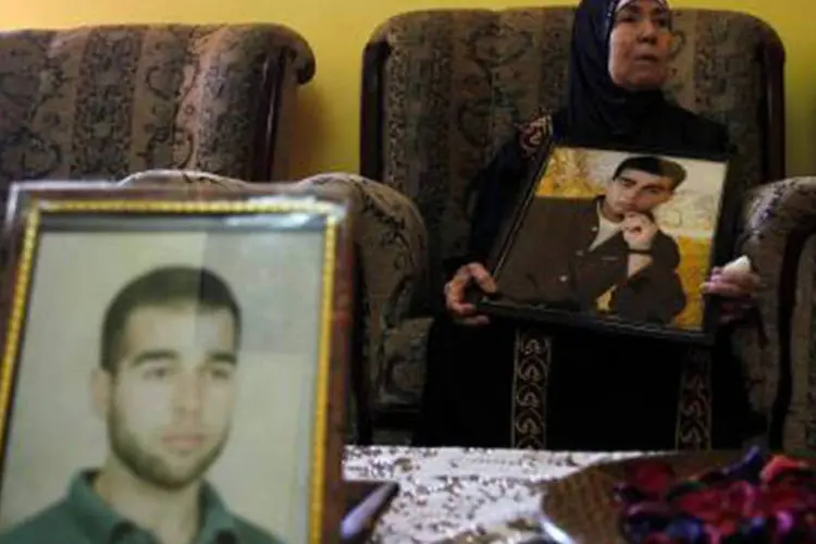 Mãe do preso palestino Hazem Shobair segura foto do filho em 28 de outubro de 2013, no sul da faixa de Gaza (Said Khatib/Reuters)