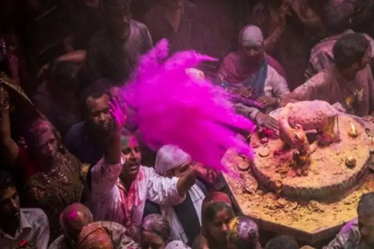 Devotos do hinduísmo jogam pó colorido durante Festival Holi no templo Banke Bihari (Getty Images)