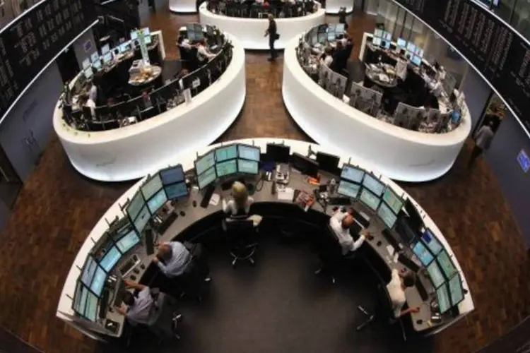 
	Bolsa de Frankfurt: &iacute;ndice DAX da Bolsa de Frankfurt caiu 0,75% e fechou a 9.336,73 pontos. O papel da Siemens perdeu 4,1% e o da Volkswagen recuou 2,0%.
 (Getty Images)