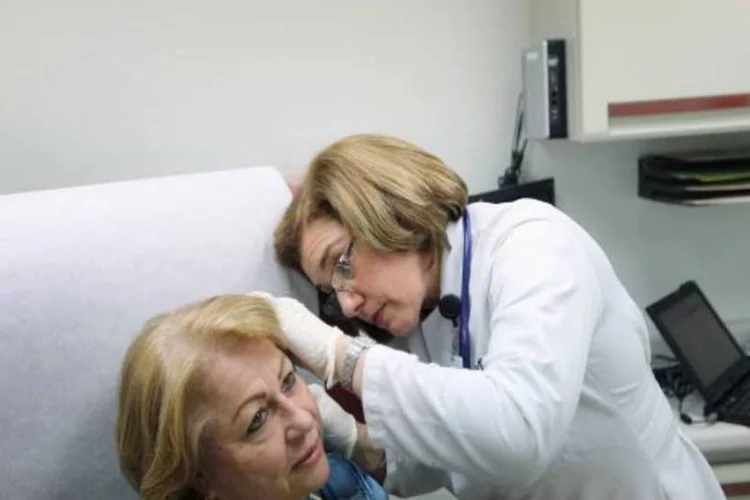 
	M&eacute;dica examina paciente: por lei, a ANS &eacute; obrigada a ressarcir o SUS por alguns procedimentos.
 (Getty Images)