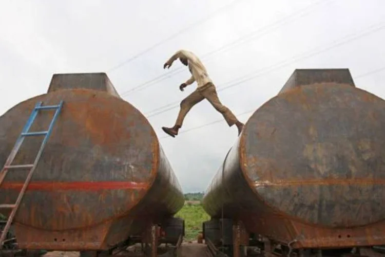 
	Homem trabalha em tanques na Nig&eacute;ria: pesquisa mais recente sobre pobreza mostra que 61% dos nigerianos viviam com menos de um d&oacute;lar por dia em 2010, frente a 52% em 2004
 (Getty Images)