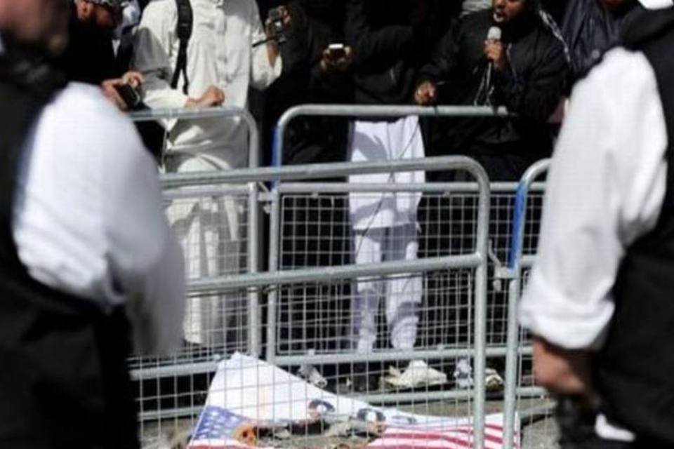 11/9: islamitas queimam representação da bandeira americana em Londres