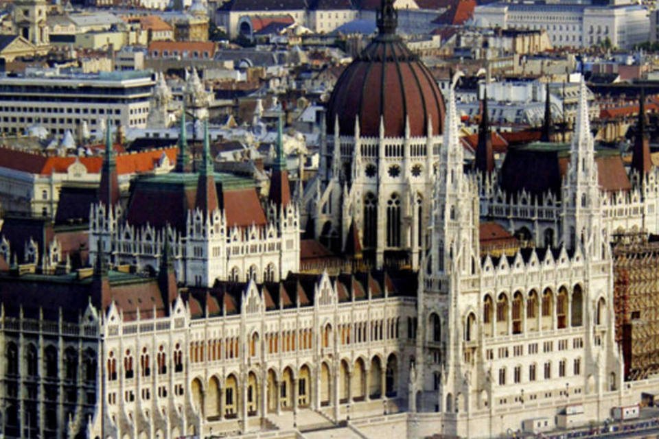 S&P reafirma rating da Hungria e perspectiva negativa