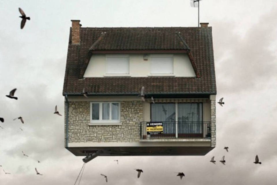 Artista francês fotografa casas voadoras