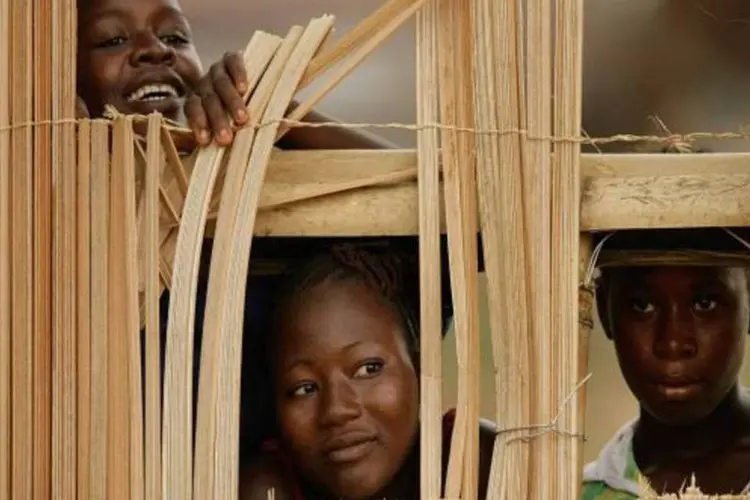 
	Crian&ccedil;as em cerca na Serra Leoa: guerra civil deixou milhares de mortos e provocou a fuga de centenas de milhares de pessoas
 (Getty Images)