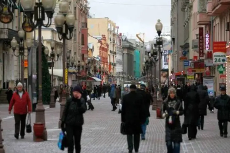 
	Pessoas caminham por Moscou, na R&uacute;ssia: causas do acidente ainda s&atilde;o desconhecidas
 (Getty Images)