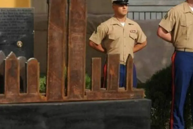 Marines americano montam guarda junto a uma escultura que recorda as Torres Gêmeas e prédios de Nova York (AFP/Massoud Hossaini)