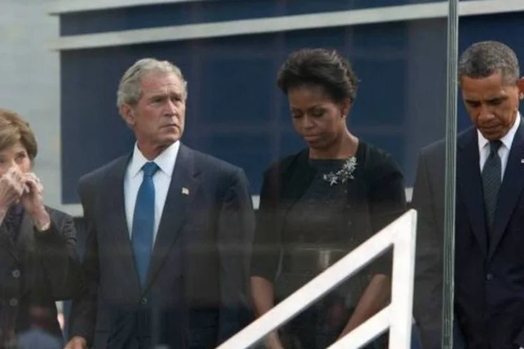 Barack Obama, Michele Obama, George W. Bush e Laura Bush observam a cerimônia através de um vidro de proteção (Getty Images)