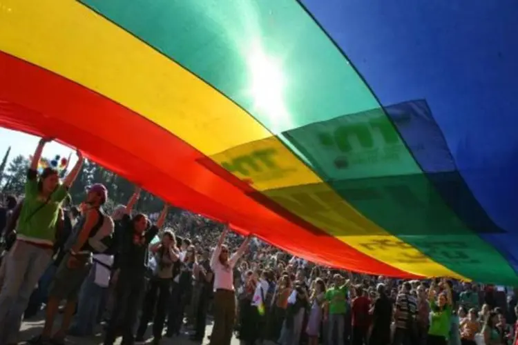 
	Bandeira em parada gay: na Argentina, h&aacute; cerca de 2,4 milh&otilde;es de gays, l&eacute;sbicas, bissexuais e transexuais, o equivalente a 6% da popula&ccedil;&atilde;o
 (Getty Images)