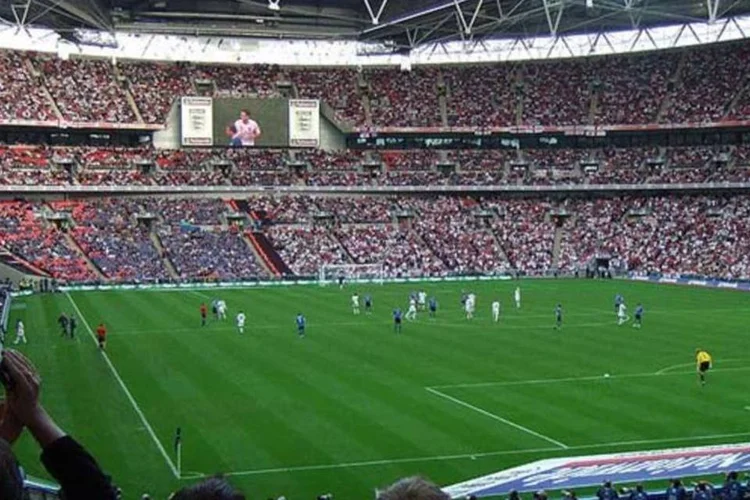 
	Est&aacute;dio de Wembley, em Londres: a pol&iacute;cia armada &eacute; geralmente pouco vista na Gr&atilde;-Bretanha
 (Wikimedia Commons)