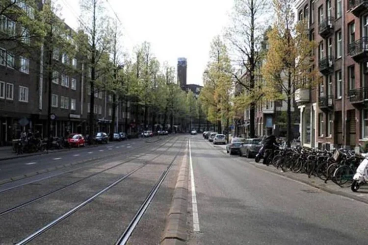 Amsterdã é construída sobre um fundo instável, repleto de lodo. Com o tempo, boa parte de suas casas começaram a sair do prumo (Wikimedia Commons)