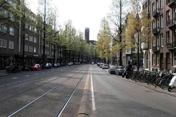 
	Rua de Amsterd&atilde;: o prefeito justificou que se&nbsp;&quot;os turistas forem proibidos de ter o acesso aos estabelecimentos poderiam&nbsp;&quot;aumentar os roubos e as brigas&quot;
 (Wikimedia Commons)