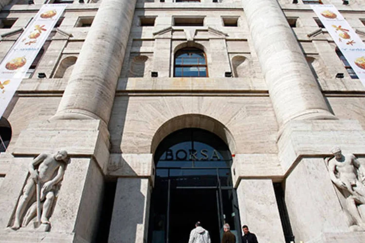 Bolsa da Itália: diante da ameaça de ruptura na coalizão governista da Itália, o índice FTSE Mib fechou em forte baixa de 2,1%, a 16.977,76 pontos (Alessia Pierdomenico/Bloomberg)