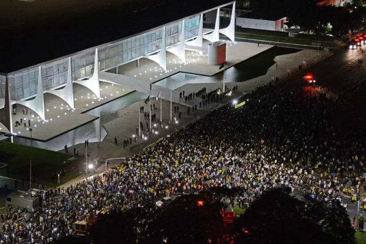 
	Manifesta&ccedil;&atilde;o em Bras&iacute;lia: os brasileiros foram &agrave;s ruas e o mundo observa com aten&ccedil;&atilde;o os desdobramentos da crise pol&iacute;tica no pa&iacute;s
 (Agência Brasil/Fabio Rodrigues Pozzebom)