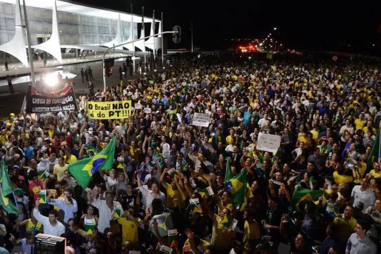 
	Manifesta&ccedil;&atilde;o anti-Dilma em Bras&iacute;lia em 16/03/2016: governo do DF ter&aacute; seguran&ccedil;a especial pra atos durante vota&ccedil;&atilde;o de impeachment
 (Agência Brasil/Fabio Rodrigues Pozzebom)